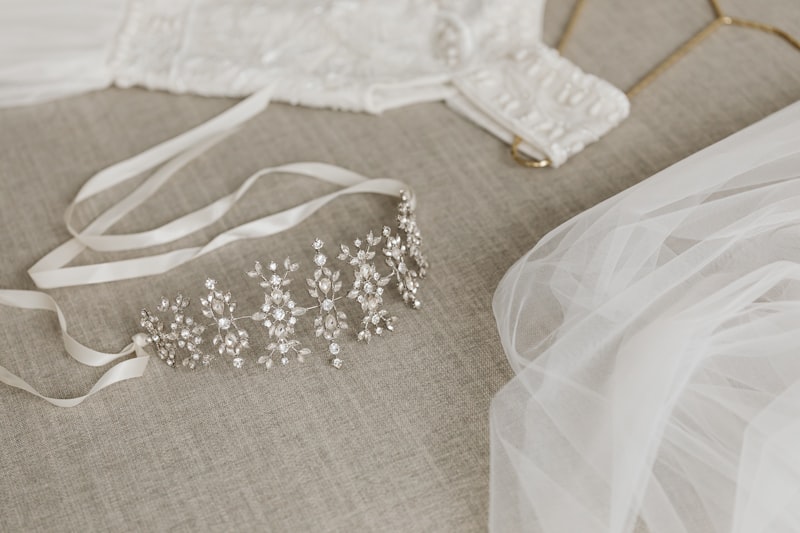 Accessori Indispensabili per la Sposa Moderna: Guida Completa