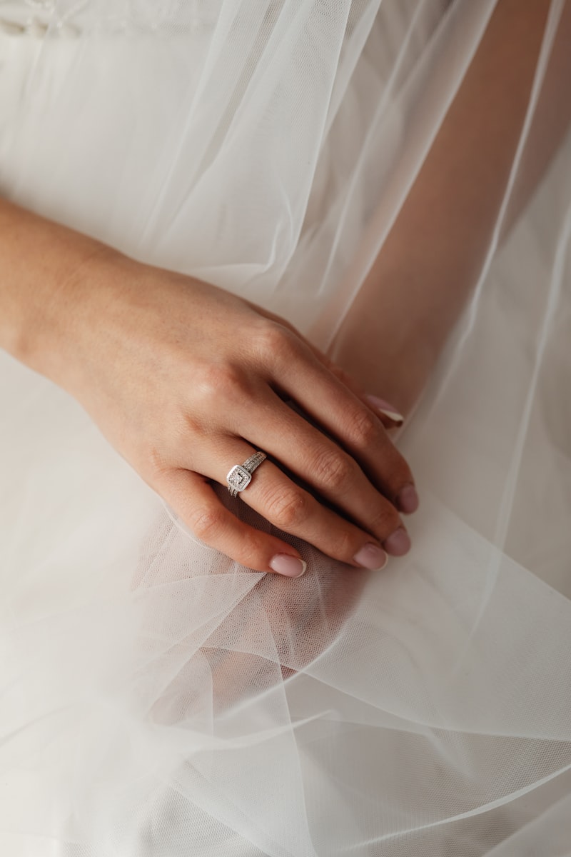 Come Rimuovere le Pieghe dal Vestito da Sposa: Guida Completa